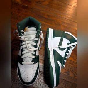 New - never worn - Nike Dunk High "Australia"